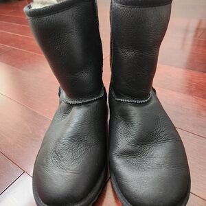 Like New. Emu shearling boots.